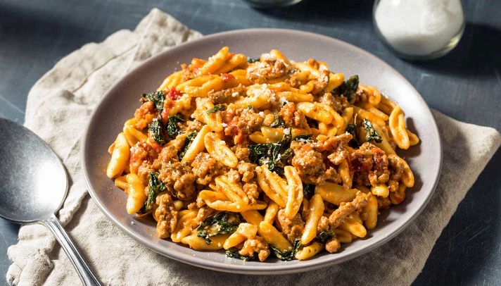 Cavatelli con cime di rapa e salsiccia di maiale nero: tradizione ...