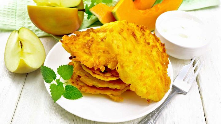 frittelle-di-mele-e-zucca-con-salsa-di-miele-di-castagno