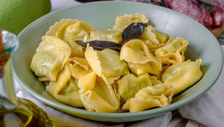 Tortellini al ripieno di melanzana e salsiccia