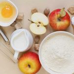 mescolare-mele-zucca-uova-farina-zucchero-lievito-cannella-e-sale