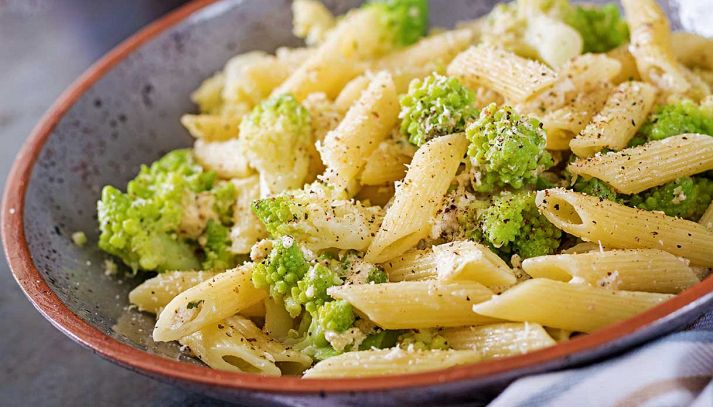 Mezze penne con broccolo romanesco: una pasta con il caratteristico broccolo romanesco