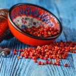 preparare-glassa-di-pepe-rosa-e-miele