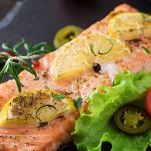 salmone-al-pepe-rosa-e-miele-piatto-ultimato