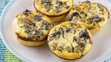 Un piatto unico con radicchio e un ingrediente croccante