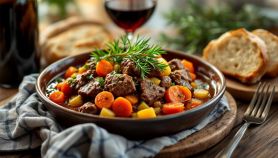 spezzatino di manzo servito nel piatto.