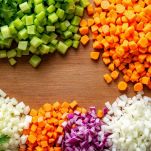 Cipolle, carote, sedano per lo spezzatino di manzo