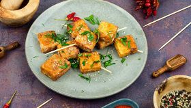 spiedini-di-tofu-al-curry-e-sesamo