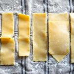 Rettangoli di pasta pronti per la cottura.