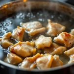 Animelle aggiunte al ragù durante la cottura.