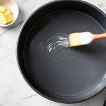 Preparazione della teglia per la cheesecake alla zucca