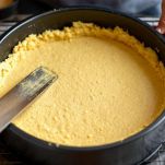 Base della cheesecake pressata nella teglia