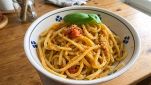 Spaghetti pomodorini e pangrattato nella ciotola di ceramica