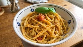 Spaghetti pomodorini e pangrattato nella ciotola di ceramica