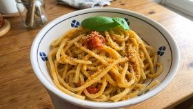 Spaghetti pomodorini e pangrattato nella ciotola di ceramica