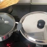 Preparazione degli spaghetti con pomodorini