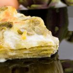 Pezzo di lasagna su piatto