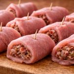Carne arrotolata attorno al ripieno.