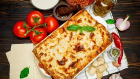 Lasagne alla bolognese appena sfornate modenesi