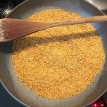 Pangrattato appena tostato nella padella
