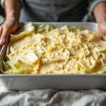 Parmigiana di verza pronta per essere infornata.