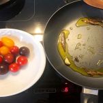 Soffritto con olio, aglio e alici e piatto con pomodorini