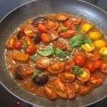 Pomodorini cuociono nella padella