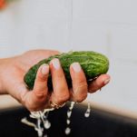cetriolo sotto l'acqua