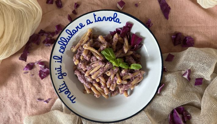 Pasta con pesto di cavolo viola