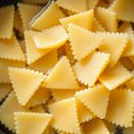 testaroli in acqua bollente a cuocere
