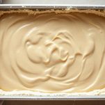 Versare il composto in una teglia