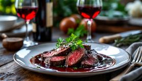 Brasato al vino rosso affettato con il suo sugo