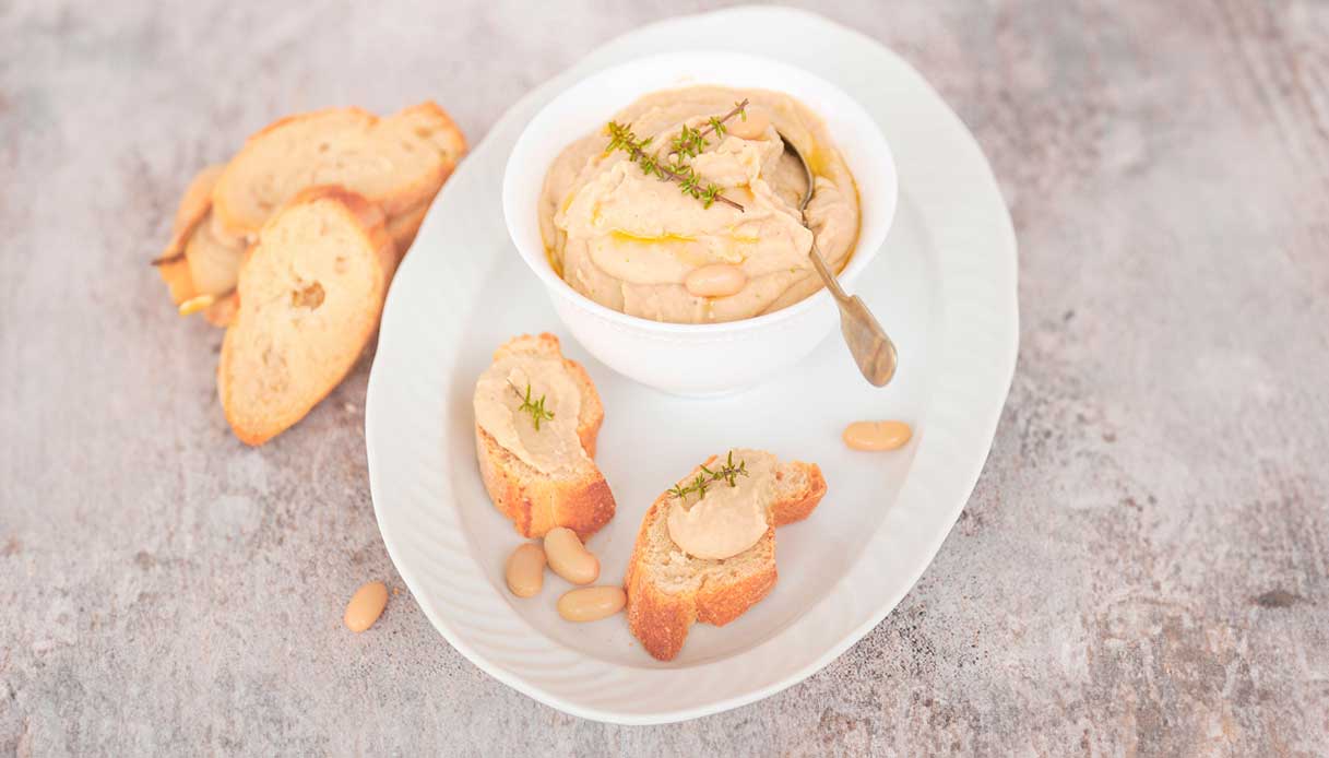 Bruschette di classe con crema di fagioli e tocco di rosmarino