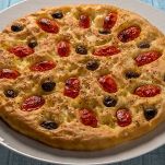 Focaccia barese ai pomodorini e olive, autenticità mediterranea e  tradizione pugliese in un unico boccone