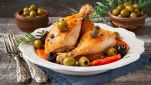 Pollo al forno con peperoni, capperi e olive