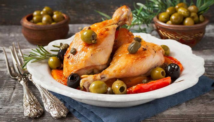 Pollo al forno con peperoni, capperi e olive