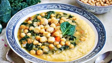Un mix di calore e bontà: la zuppa di ceci, cavolo nero e polenta