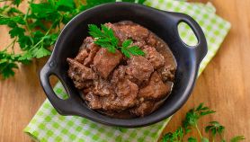 Agnello al vino rosso con cipolle caramellate