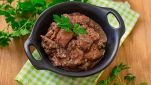 Agnello al vino rosso con cipolle caramellate