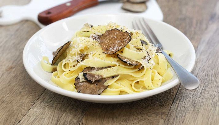 Pasta cacio e pepe con tartufo nero