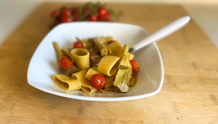 Calamarata con carciofi e pomodorini ciliegia