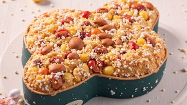 Colomba pasquale decorata e servita su tavola.