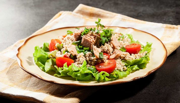 Insalata di couscous con verdure marinate e tonno