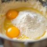 Lavorazione farina e uova per le crespelle