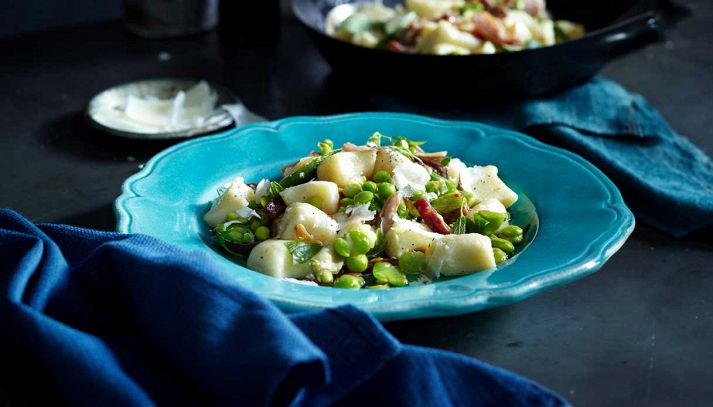 Gnocchi con farina di riso, piselli e fave