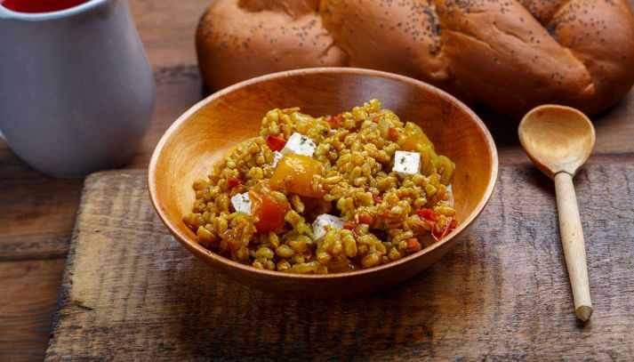 Insalata di farro con verdure grigliate e feta