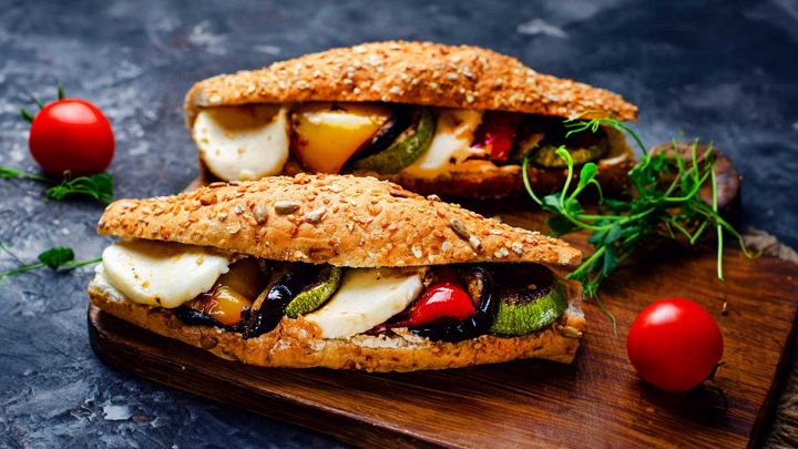 Panini alle verdure grigliate con mozzarella e pesto di basilico