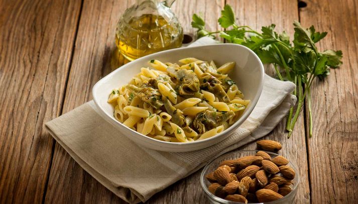 Pasta con crema di carciofi e mandorle