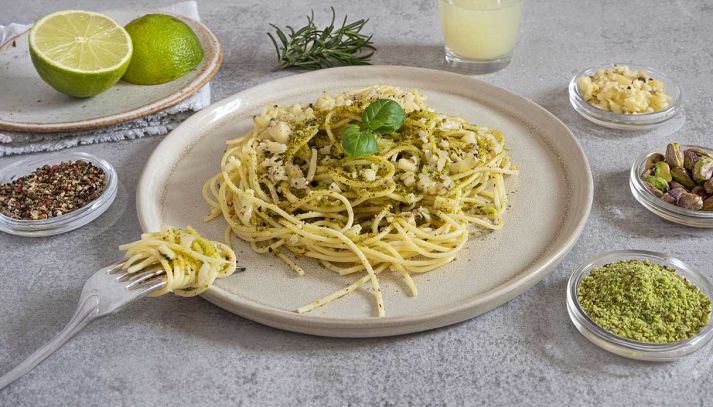 Pasta con salsa di pistacchi e speck