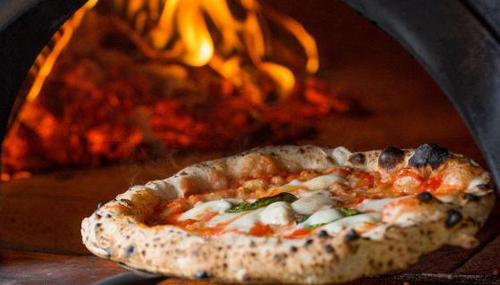 Invitante pizza appena sfornata