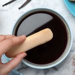 Preparate 4-5 caffè di media lunghezza con una macchina casalinga, versateli in una ciotola larga e lasciate raffreddare completamente